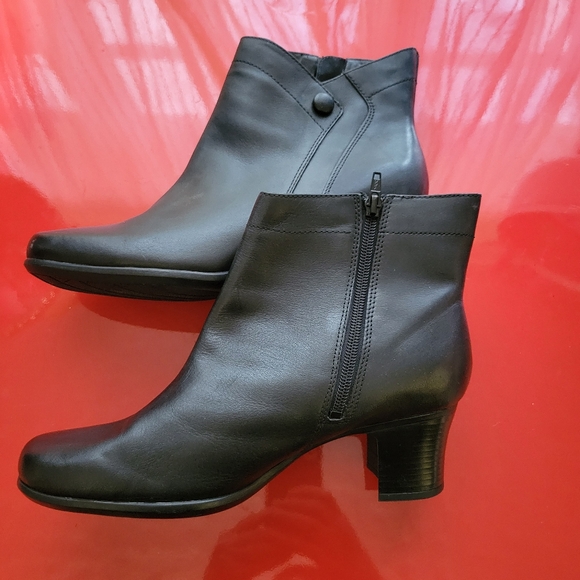 Clarks Black Booties 10M - Picture 3 of 7